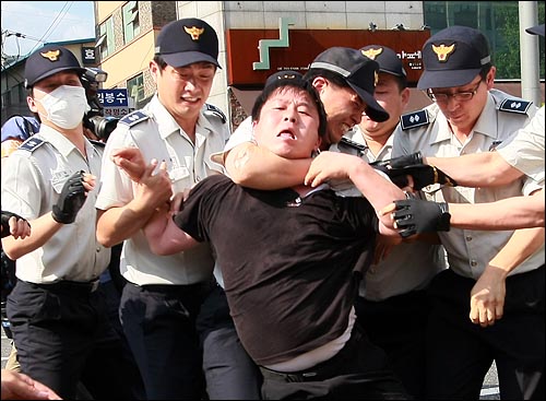 경찰 철컹철컹 검거 범인 체포 경찰들