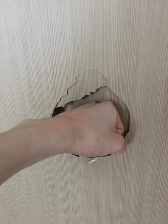 주먹 주먹질 문 문짝 구멍 분노