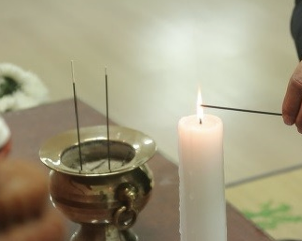향 병풍뒤 향냄새 향피우는 촛불 장례식 죽음