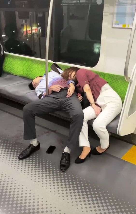 만취 지하철 커필 여자 남자 취객