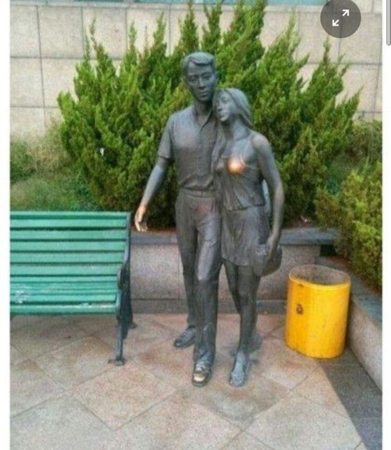 동상 근황 여자 남자 커플 가슴