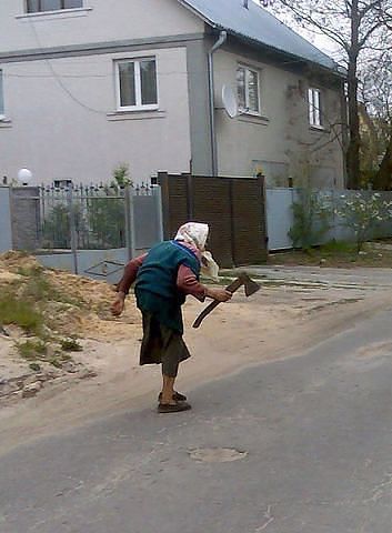 할머니 도끼 잡으러 간다 출동 손도끼 기다려