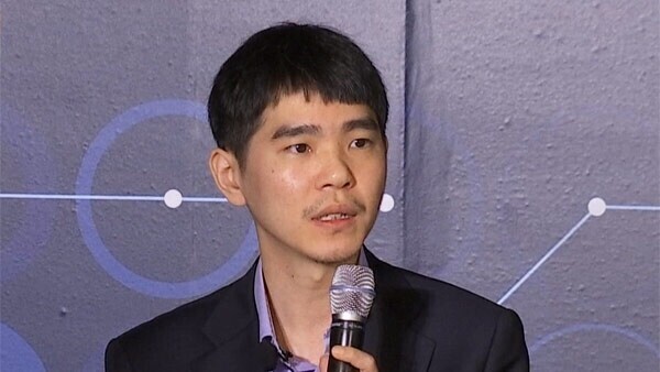 이세돌 알파고 뭘봐 표정 바둑 인터뷰 장면 