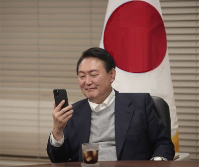 윤석열 일장기 흐믓 스마트폰 보면서 미소 좋아 친일 친일파