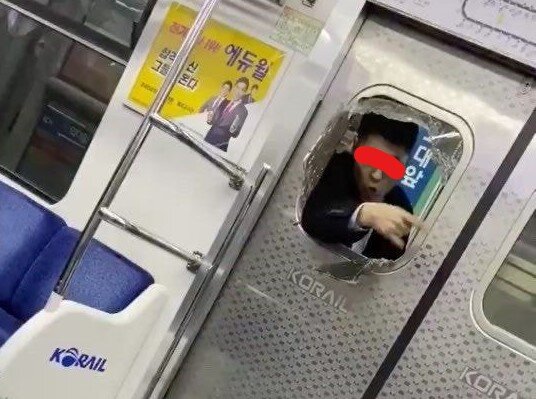 터미네이터 지하철 빌런 진상 출입문 부수고 돌진