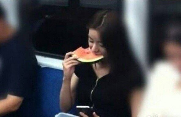 지하철 수벽녀 수박 먹는 여자 수박먹방 빌런 수박먹는여자