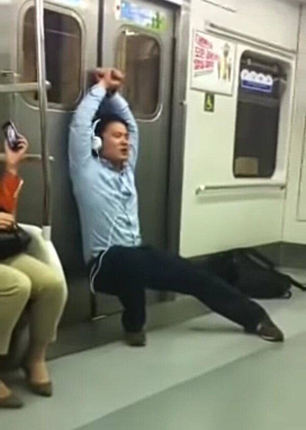 지하철 2pm 춤선 음악 심취 몸을 맏기지 빌런 댄스 2PM남