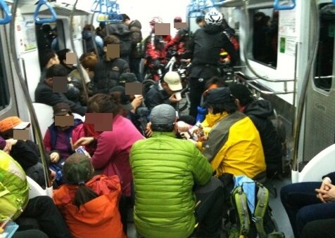 지하철 잔치 마을잔치 틀딱 늙은 미친 빌런 음식 술판 개판 등산