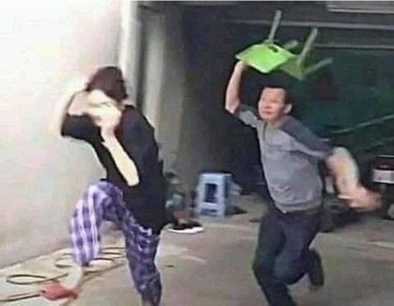 도망 튀어 추격 의자 뛰어 살려줘 잡아라 도둑