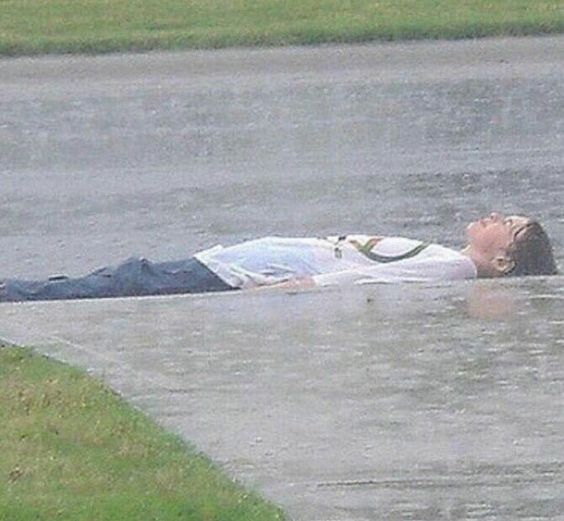 인생무상 비오는날 바닥 누워 비맞는 도로 길가 좌절