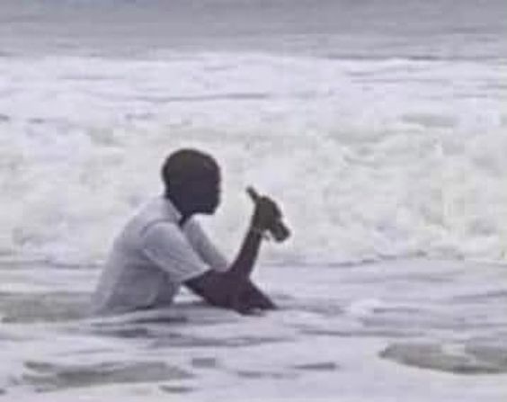 바다 파도 음료수 콜라 술 소주 한잔 흑형 인생무상 좌절