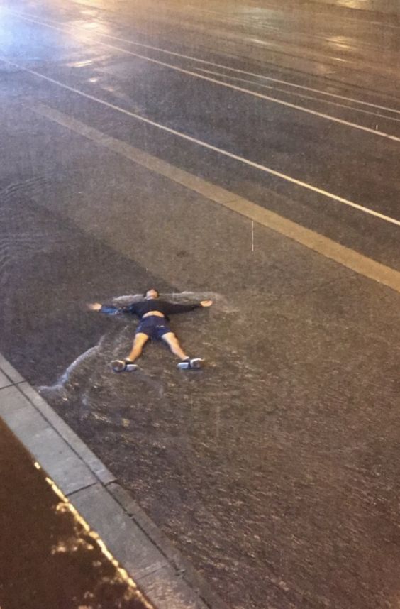 비오는날 인생무상 바닥 도로 누워서 비맞는 사람 대자로 좌절