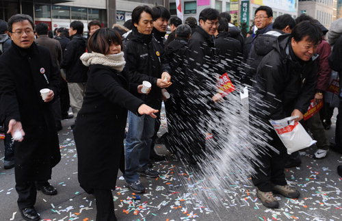 소금 부정 악귀 소금뿌리는 장면 뿌리는 꺼져 잡신 소금뿌려라 진상 부정탄다 손님 