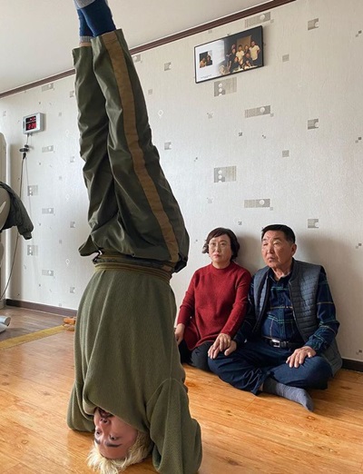 그랜절 세배 유병재 세뱃돈 설날 인사 예의 물구나무