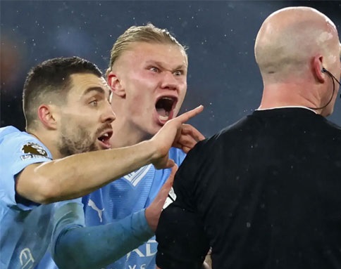 홀란드 항의 절규 빡침 욕설 심판 축구 불만 화남 화나 열받아