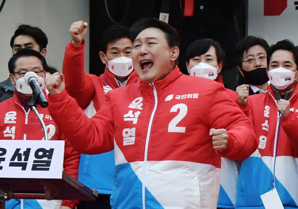 윤석열 2찍 후보 주먹질 좋아하는 모습 모지리 주먹