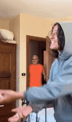 충격 아빠 아버지 표정 딸 아들 여장 춤추는 모습 발견 방문 놀람 놀림 놀람