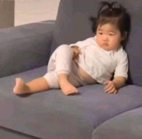 인생 2회차 아기 쇼파 다리꼬고 TV시청 티비보는 모습 귀여운