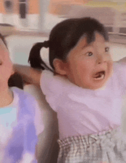 놀이기구 표정 인생처음 놀람 아기 귀여운 아이 깜놀 우와