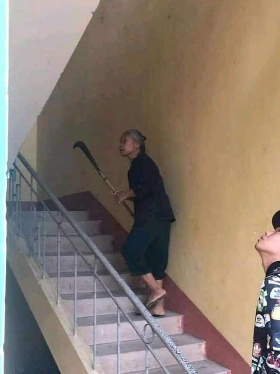 할머니 칼 계단 올라가는 잡으러 강력한 포스