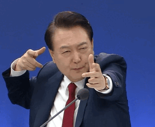 윤석열 활쏘는 장면 모습 활 손동작 모지리