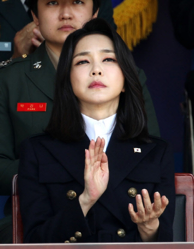 김건희 표정 박수 행사 국군의날 거만 치켜뜬눈