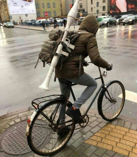 알라봉 무기 출근 자전거 일상 폭탄 가방