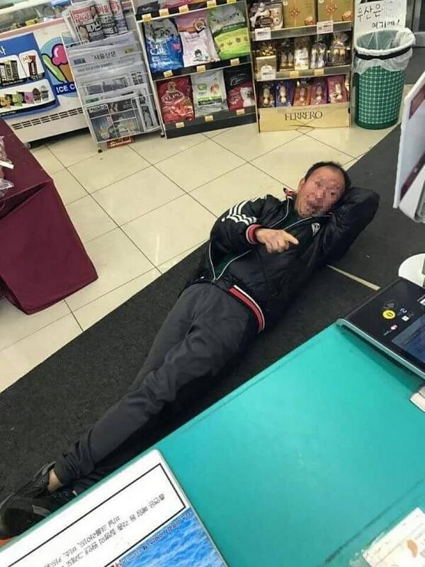 편의점 빌런 진상 바닥에 누워있는 아저씨 안방 손가락질 취객 술먹고