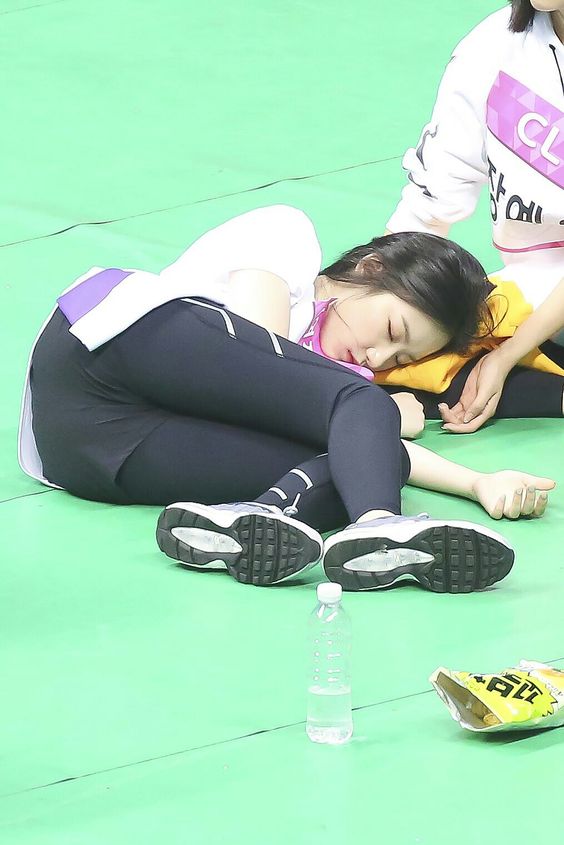 아이돌 피곤 잠듬 쓰러짐 여자 걸그룹 꼬북칩