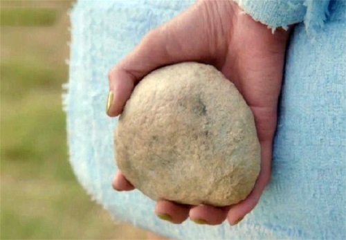 짱돌 뒤에 들고 간다 뚝배기 짱돌을 들고 네게로 간다