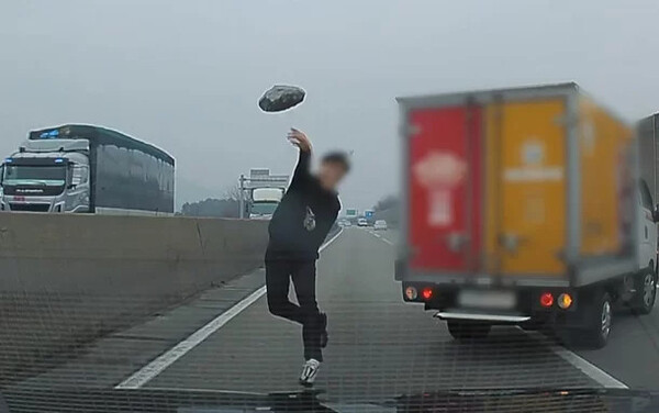 짱돌 빡침 도로 차량 투척 짱돌을 들고 네게로 간다 분노
