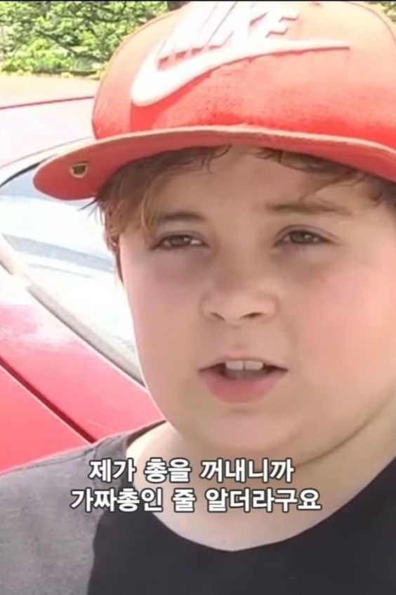 제가 총을 꺼내니까 가짜총인 줄 알더라구요 아이 권총 강도 쏴버린 꼬맹이