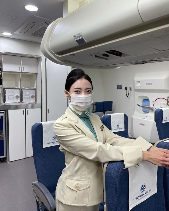 승무원 예쁜 스튜어디스 여객기 비행기