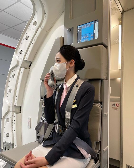 승무원 예쁜 스튜어디스 여객기 비행기