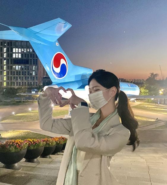 승무원 예쁜 스튜어디스 여객기 비행기 하트 손하트 대한항공