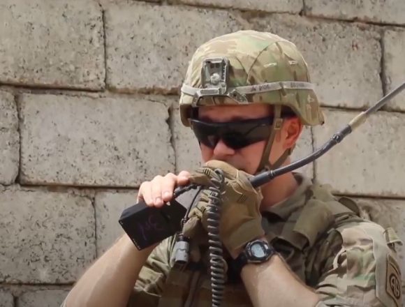 군인 무전 공격 전화 응답