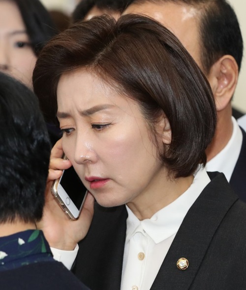 나경원 전화 통화 하는 모습 나베 일본