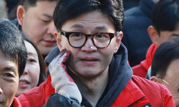 한동훈 연탄 배달 검댕 칠하는 모습 얼굴 자국 연탄재 정치짤 정치 국힘 국민의힘