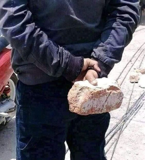 짱돌 벽돌 돌맹이 잡으러간다 부들부들 빡침