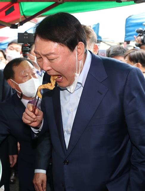 윤석열 오뎅 먹방 시장 방문