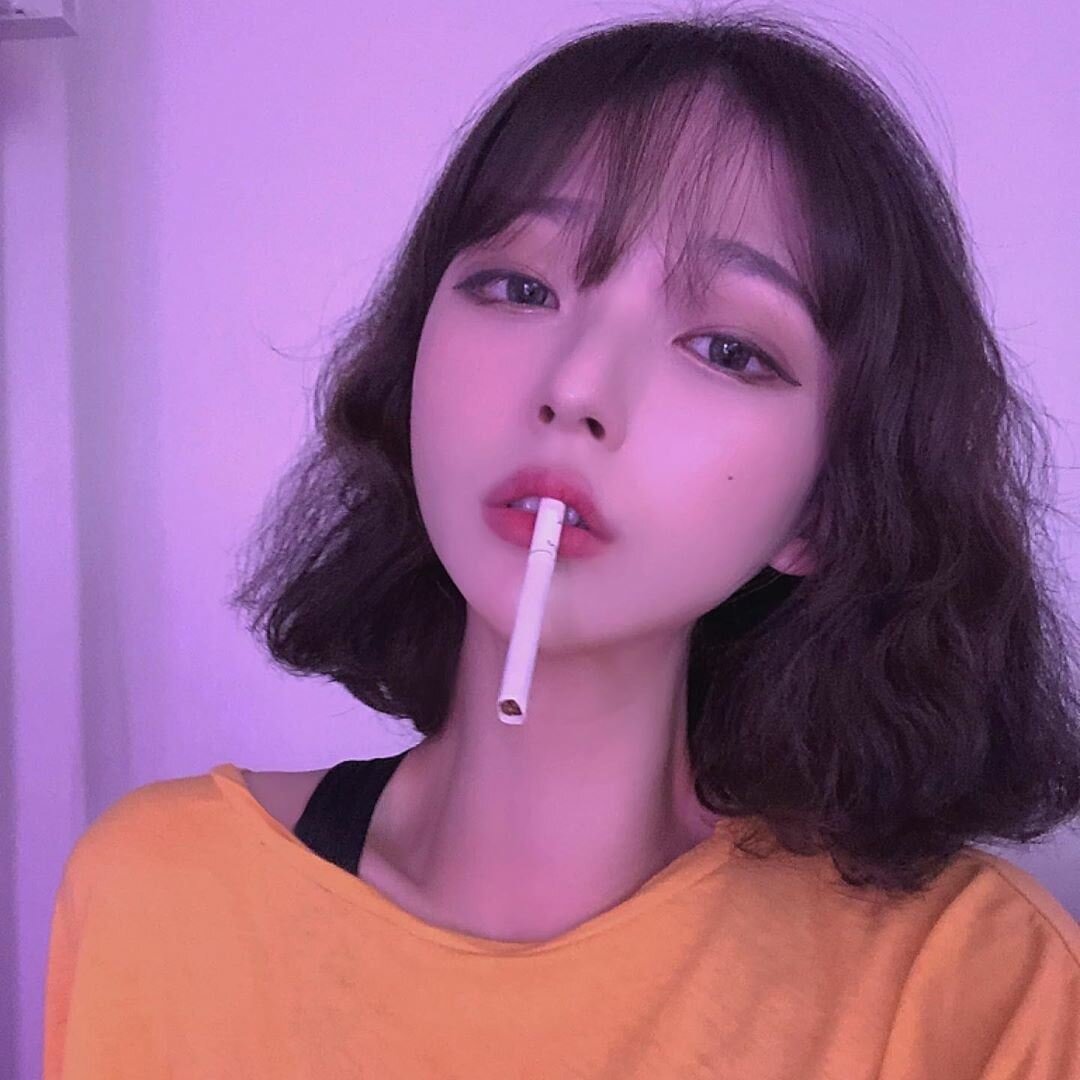 담배 물고 있는 예쁜 여자 흡연짤