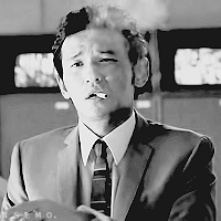 신세계 담배 피우는 모습