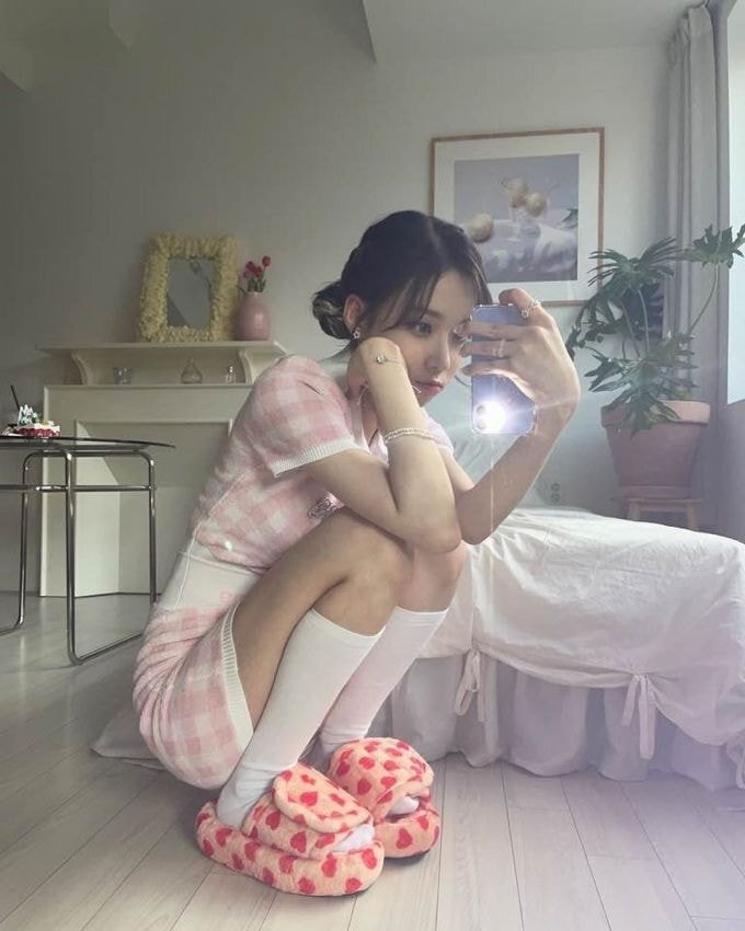 에스파 윈터 민정이 김민정 쪼그려 앉아서 찍은 셀카 짤방 예쁜 aespa