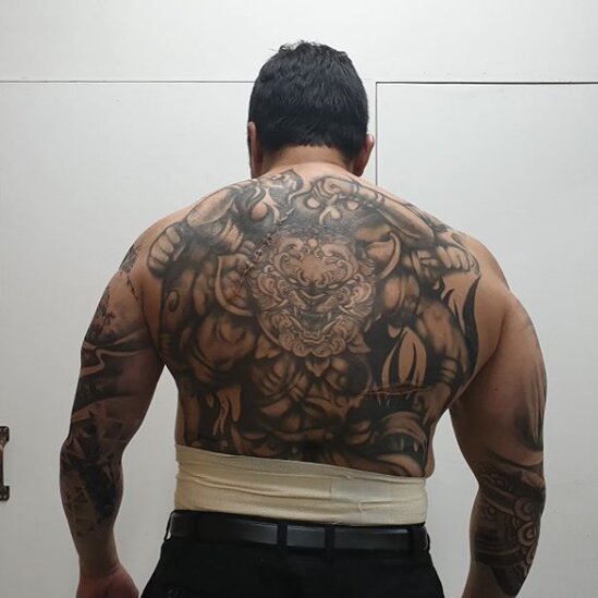 마동석 등근육 문식 영화 악인전 뒷모습 등판 조폭