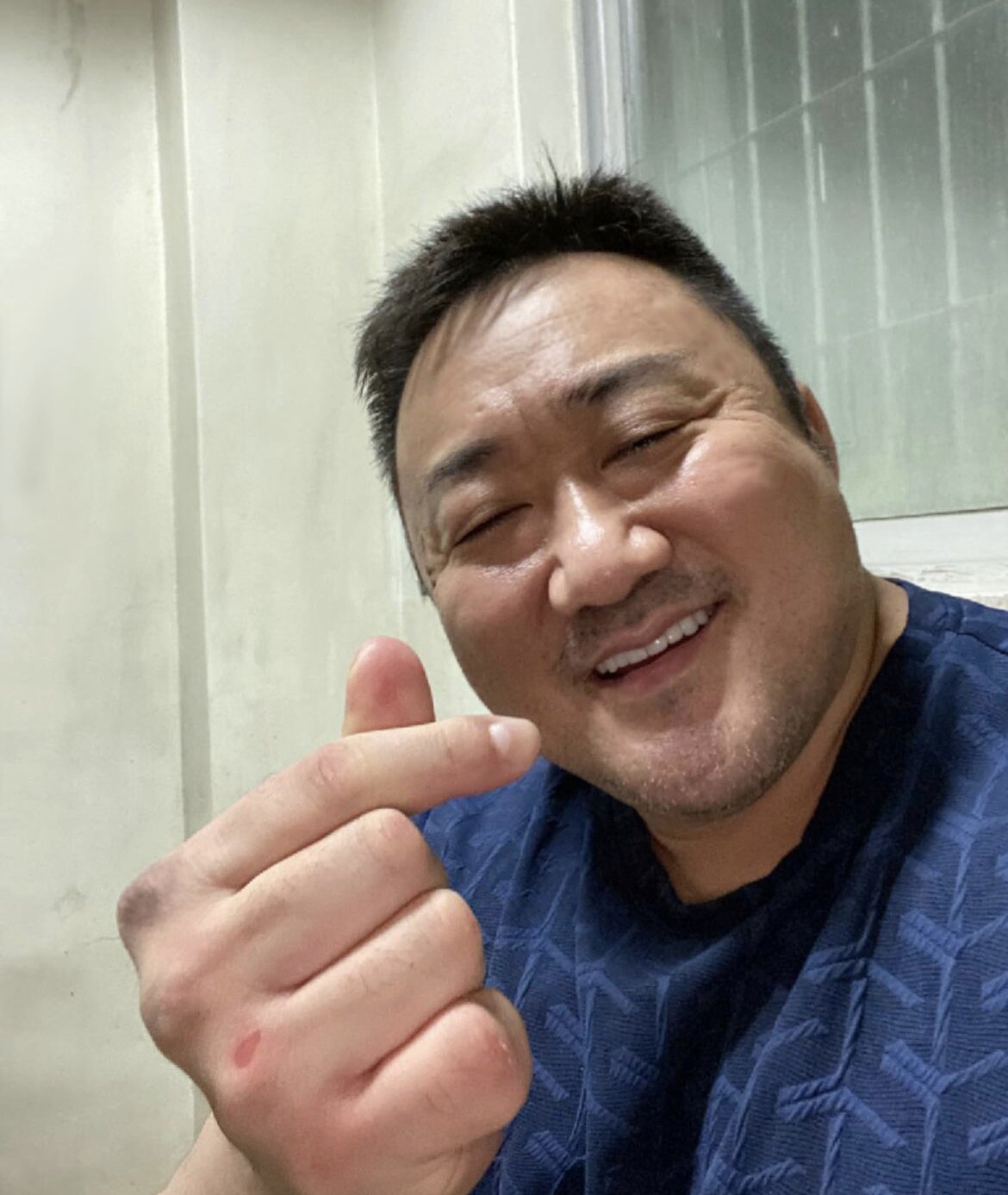 마동석 손가락하트 미니하트 미소