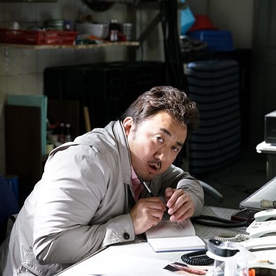 마동석 수첩에 뭔가 적다가 들킴