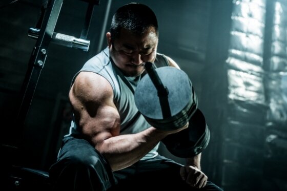 마동석 운동 덤벨 이두 팔근육 알통