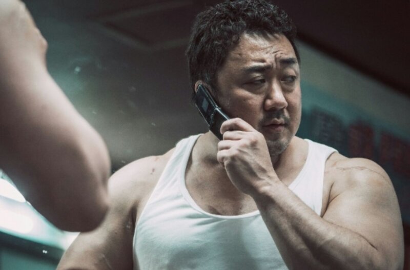 마동석 전화 받는 모습 범죄도시