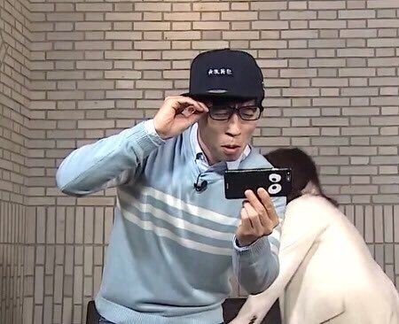 황당 유재석 휴대폰 보면서 놀라는 장면