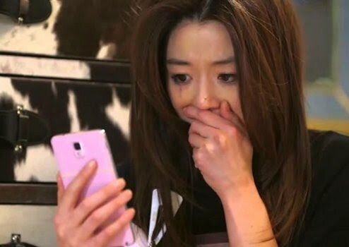 휴대폰 보면서 눈물 우는 장면 이별 통보 여자